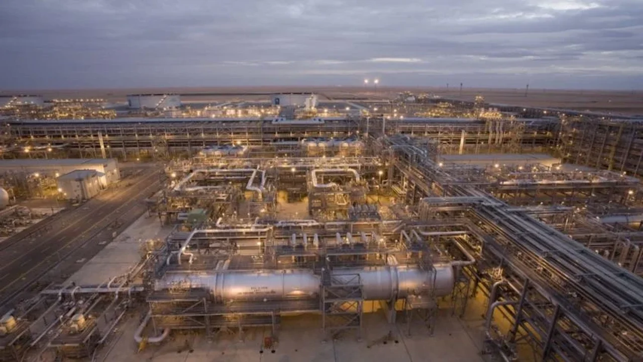 Arábia Saudita anuncia corte na produção de petróleo em conjunto com outros membros da Opep