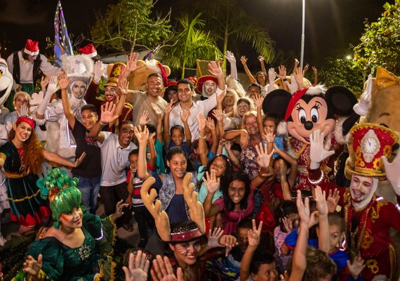 Prefeito JHC acompanha Parada de Natal no Benedito Bentes; programação continua hoje (21)