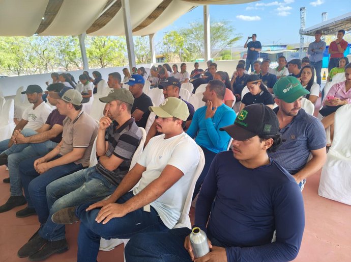 Expo Bacia: equipe técnica da Adeal promove palestra para criadores sobre brucelose