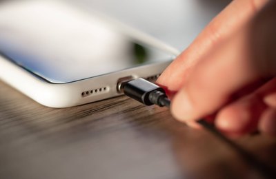 Perigo ligado na tomada: Equatorial dá dicas de como evitar acidentes com aparelho celular  