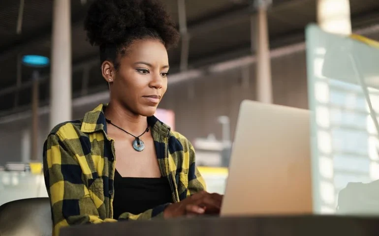 Mulheres ocupam 30,9% dos vínculos empregatícios em estabelecimentos com 100 ou mais empregados em Alagoas