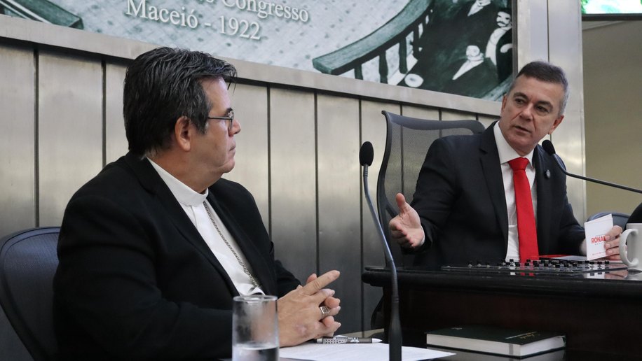 O capitalismo está destruindo o meio ambiente com o discurso de combate à burocracia, afirma deputado Ronaldo Medeiros
