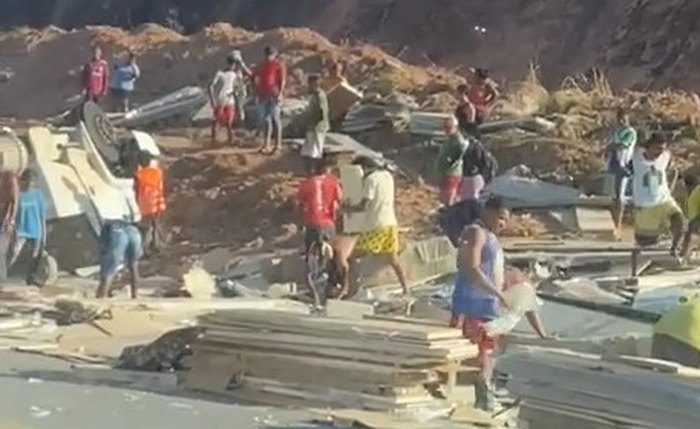 Carreta que transportava MDF tomba no interior de Alagoas