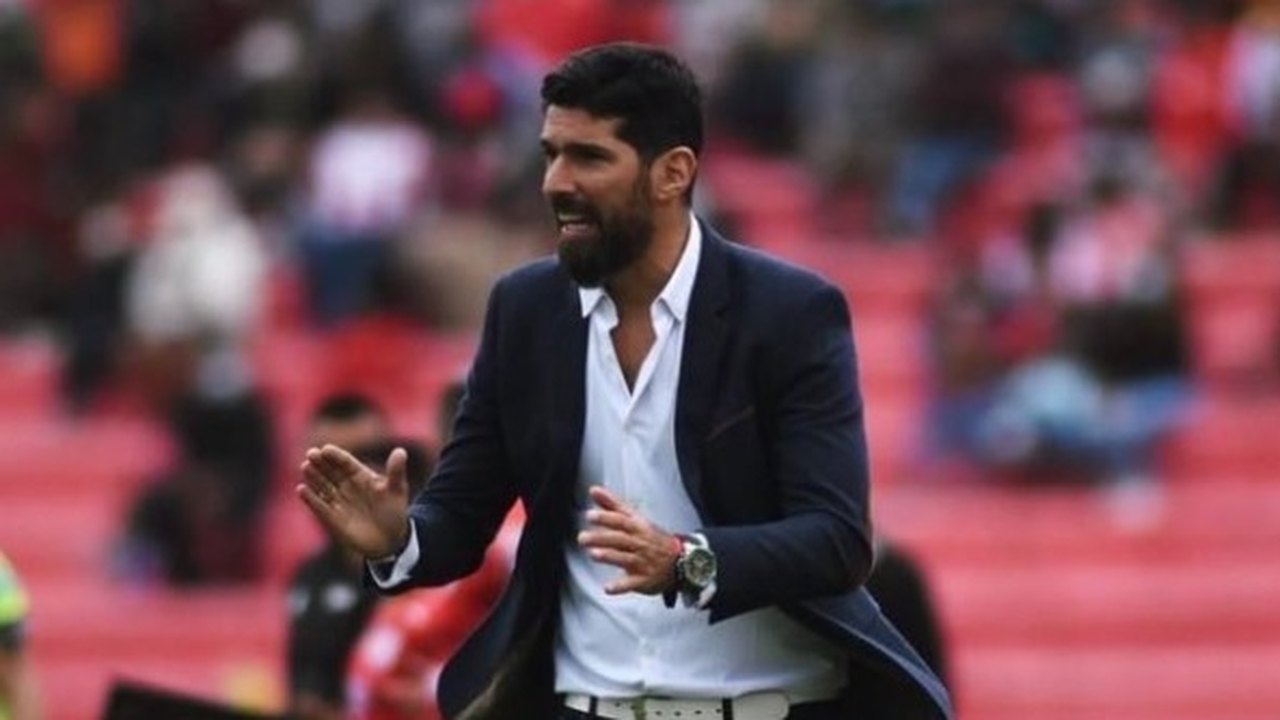 Loco Abreu se revolta e dá um soco no monitor do VAR em partida do César Vallejo