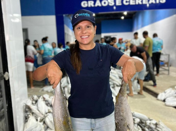 Prefeita Marcela Gomes lidera entrega de peixes porta a porta em Novo Lino