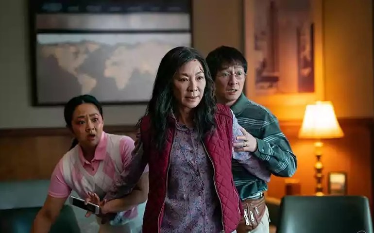 ‘Tudo em Todo Lugar ao Mesmo Tempo’, favorito ao Oscar, chega ao streaming