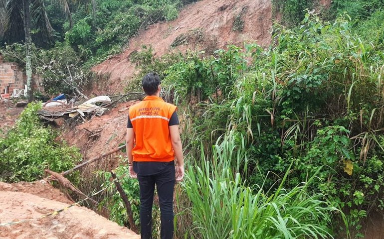 Defesa Civil de Maceió emite alerta para risco de deslizamento de barreiras