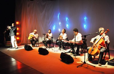 Júnior Almeida apresenta show gratuito nesta sexta 