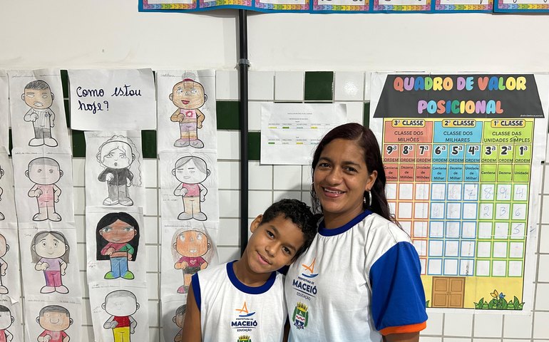 'Nunca é tarde': escola municipal se torna espaço de transformação para adultos que voltam a estudar, juntos aos filhos e netos