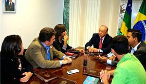  Universitários dialogaram com o senador Valadares em seu gabinete (Foto: Assessoria)