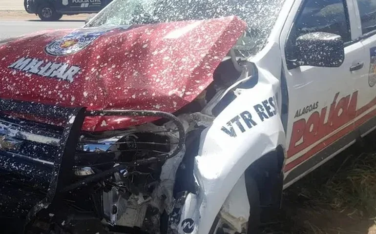 Três PMs ficam feridos após viatura bater em reboque que seguia na contramão