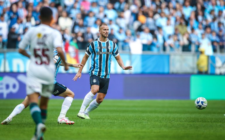 Grêmio vence Fluminense de virada em duelo direto da parte de cima da tabela