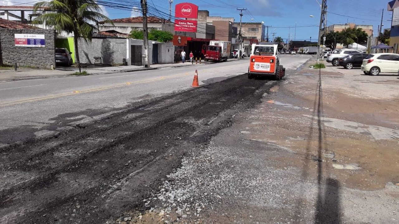 Prefeitura realiza manutenção de pavimento na Avenida Juca Sampaio