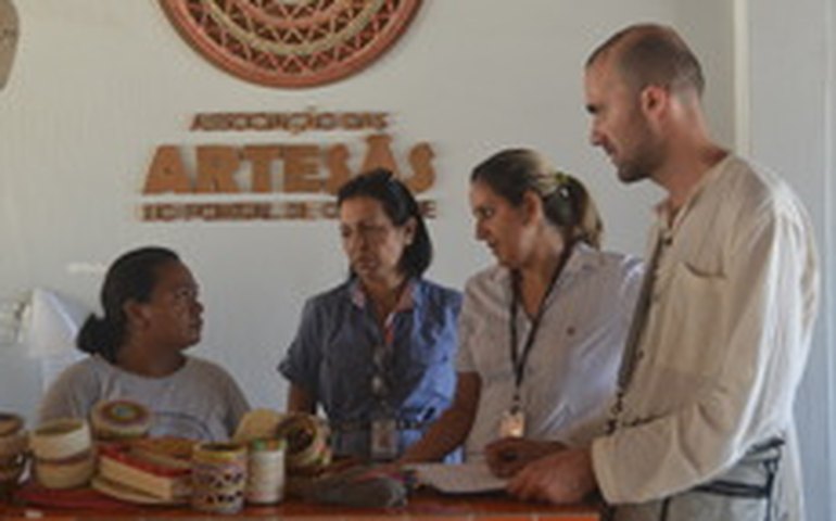 Empresário francês está em Alagoas para conhecer artesanato à base da fibra