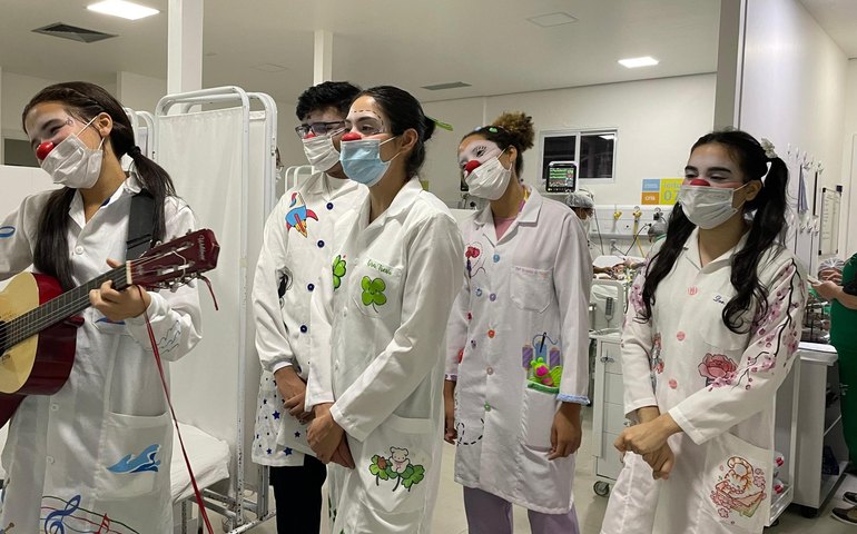 Hospital da Criança de Alagoas recebe visitas semanais dos palhaços do Sorriso de Plantão
