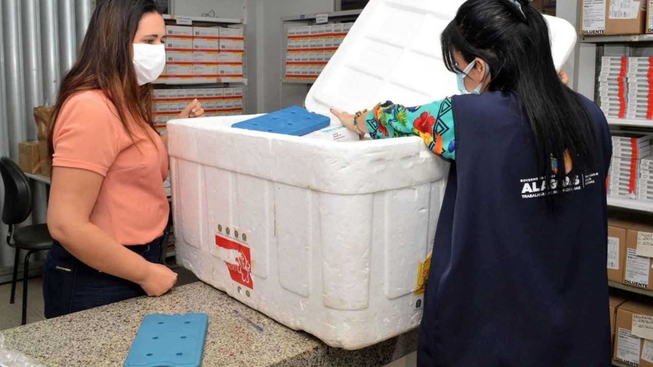 Chegada de 96.500 doses de vacinas da AstraZeneca reforça imunização em Alagoas