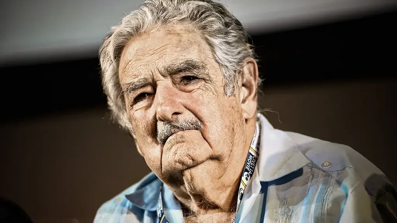Internado desde quinta, José Mujica passa por procedimento cirúrgico ligado a efeitos colaterais de radioterapia