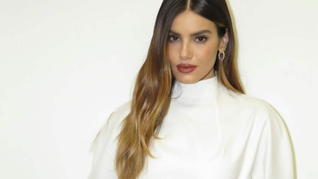 Camila Queiroz brinca sobre semelhança da filha com Klebber Toledo: 'Pariu o marido'
