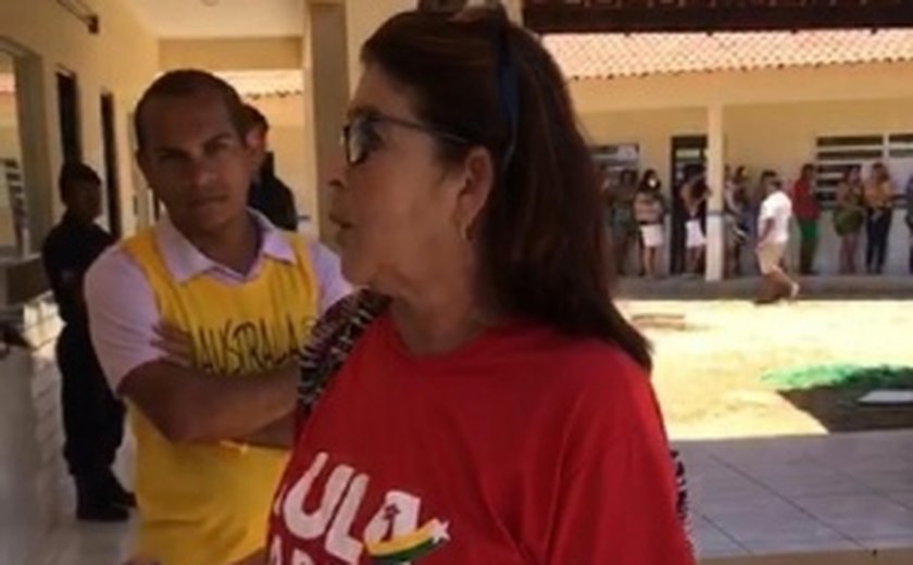 Eleitores são impedidos de votar por vestir camiseta com nome de Lula