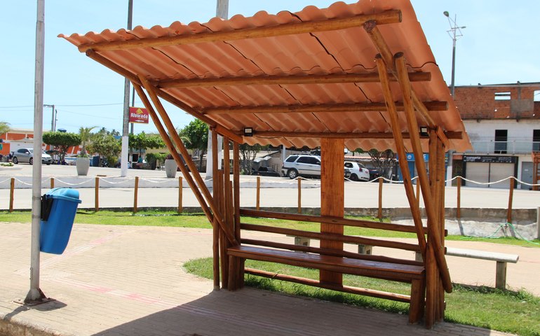 Prefeitura de Coruripe instala novos abrigos nos pontos de ônibus com madeira sustentável