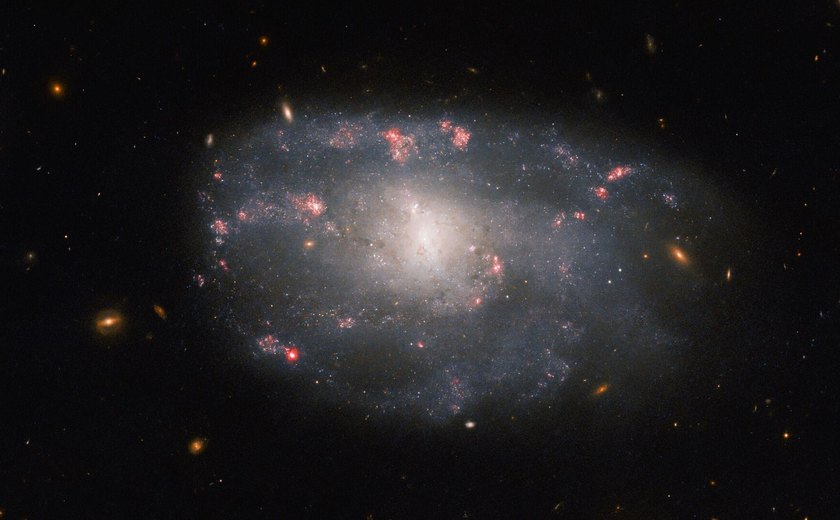 Telescópio James Webb detecta galáxia cuja luz levou 13,52 bilhões de anos para chegar até nós (FOTO)