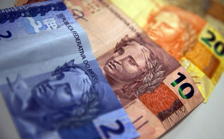 Aposentados e pensionistas do INSS começam a receber 13º nesta sexta