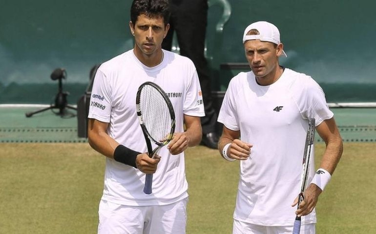 Melo e sul-africano eliminam favoritos e vão à semifinal na Holanda