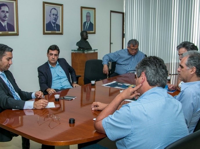 Helder Lima discute demandas do setor turístico e industrial