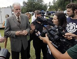 Terry Jones que pretendia queimar exemplares do Alcorão teve sites retirados do ar