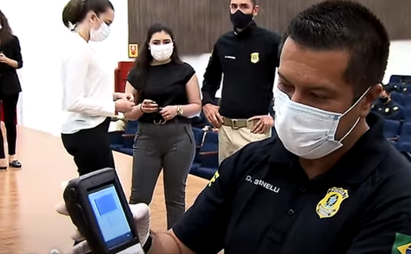 PRF testa equipamento que detecta uso de drogas entre motoristas