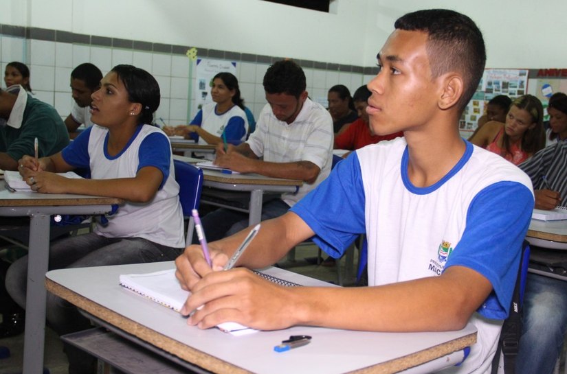 Jovens e adultos encontram melhoria de vida na educação