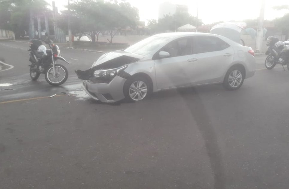 acidente entre carro e ônibus