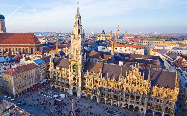 Polícia investiga suásticas pintadas com sangue humano em carros na Alemanha