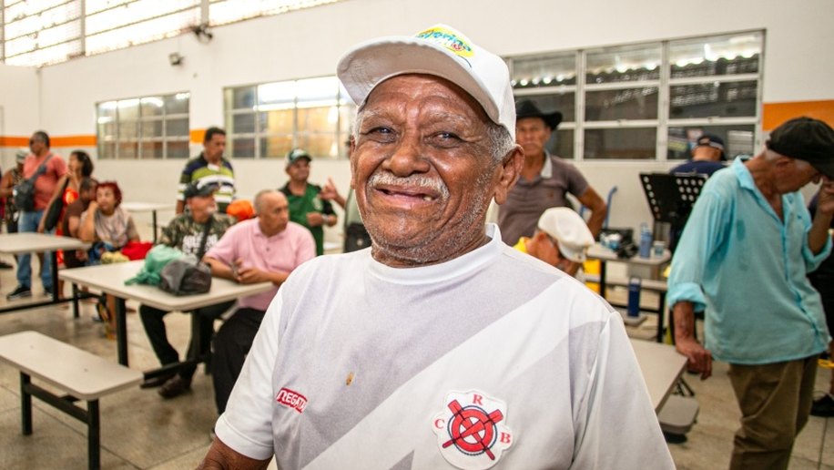 Usuários do Restaurante Popular de Maceió comemoram Dia dos Pais