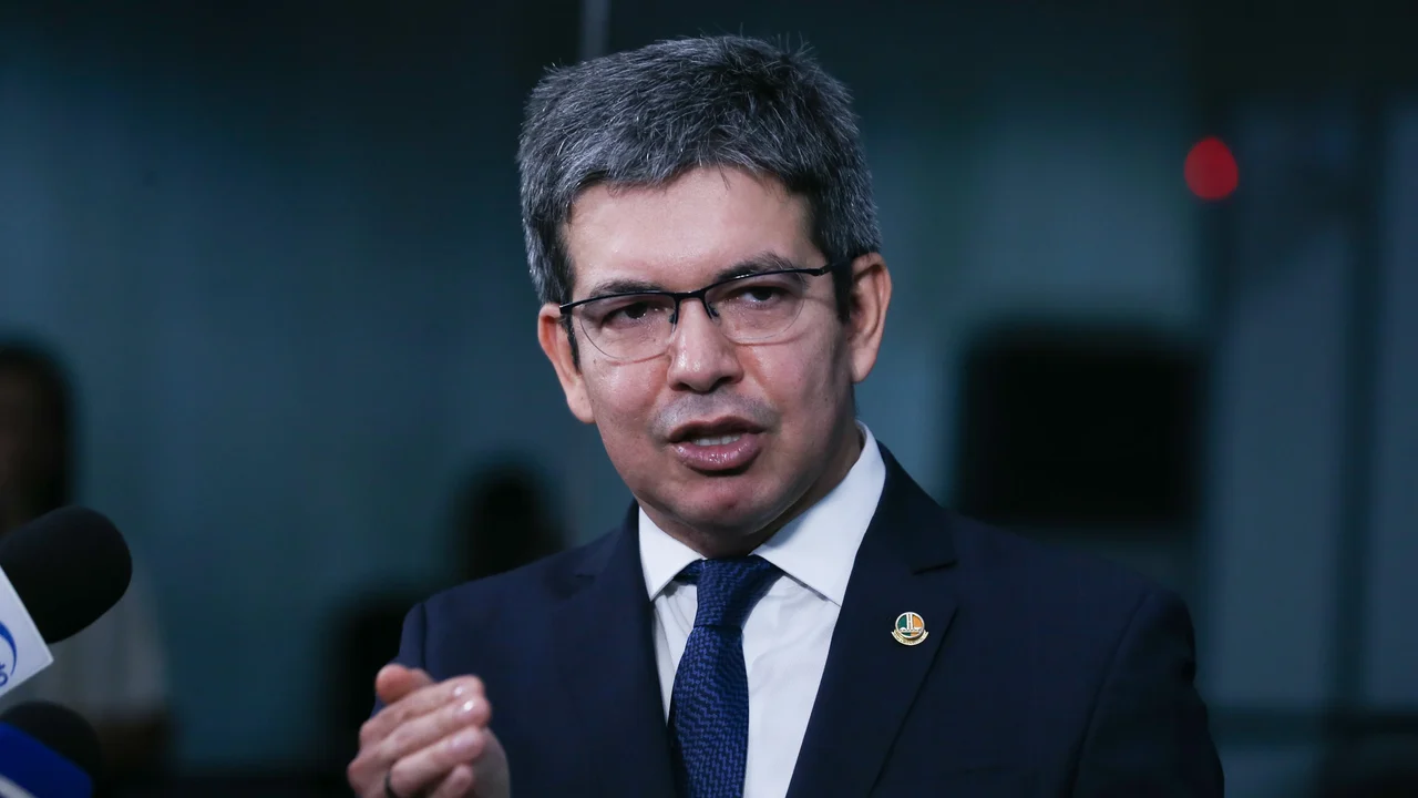 Randolfe diz que Alcolumbre aceitou retirar da pauta vetos com impacto fiscal