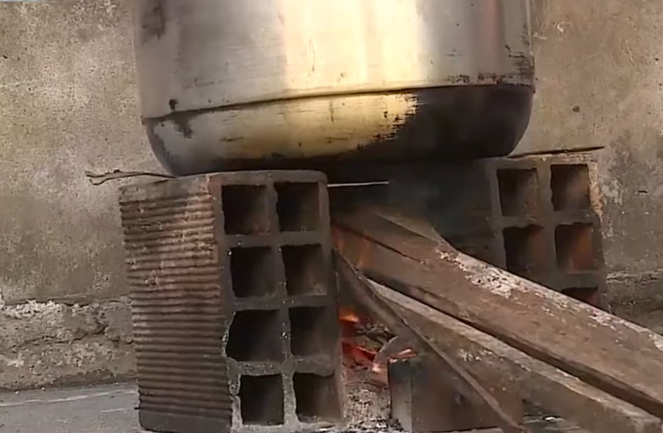 Fogão a lenha tem sido a única forma de preparar refeições por várias famílias em Aracaju. / Foto: Reprodução: TV Atalaia