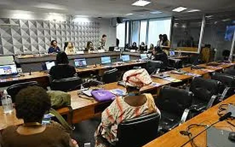 Violência de gênero deve ser combatida no ambiente digital, aponta debate