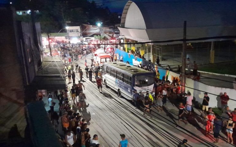 Micro-ônibus desgovernado atropela fiéis em procissão e mata quatro em Pernambuco