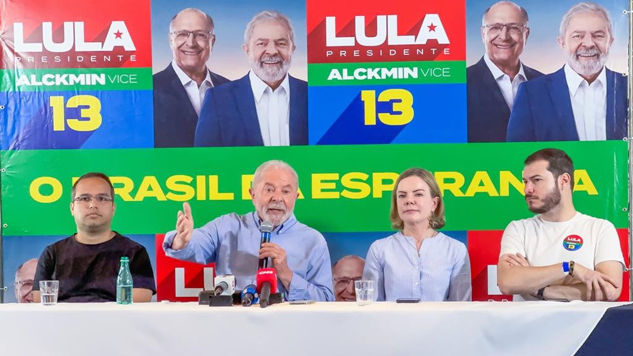 No Rio, Lula e Gleisi denunciam campanha de Bolsonaro pautada em mentiras