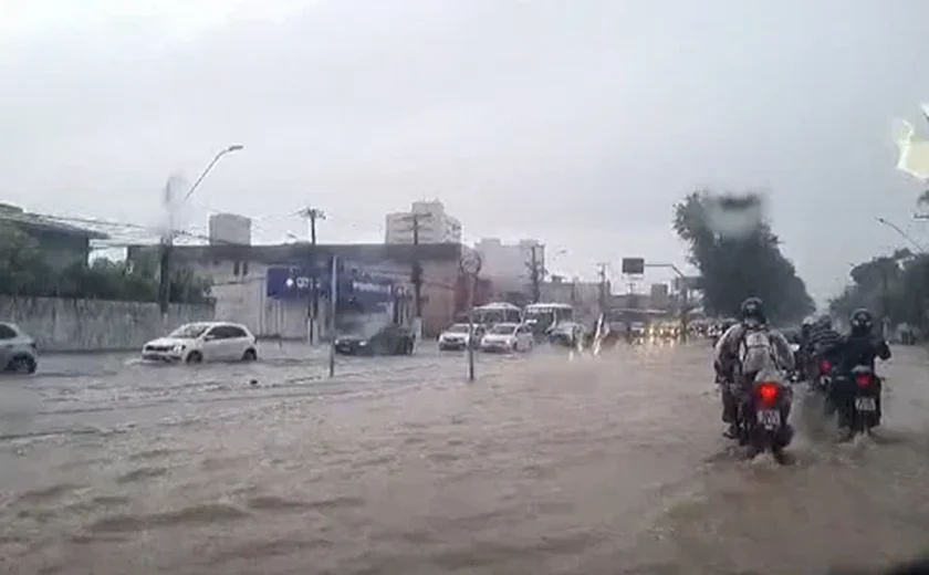 Chuva intensa causa diversos pontos de alagamentos em Maceió
