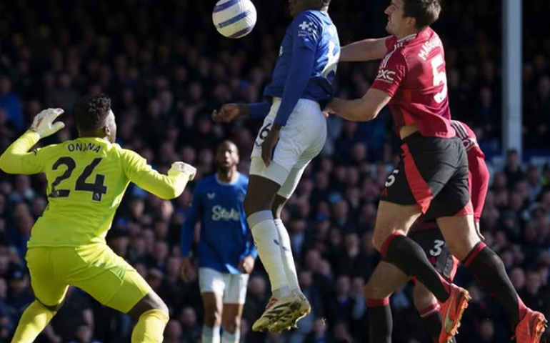 Manchester United reage e busca o empate contra o Everton, mas amplia jejum no Inglês