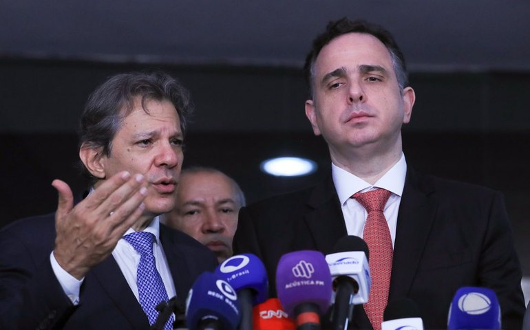 Dólar bate R$ 6 e Pacheco condiciona isenção do IR à condição fiscal