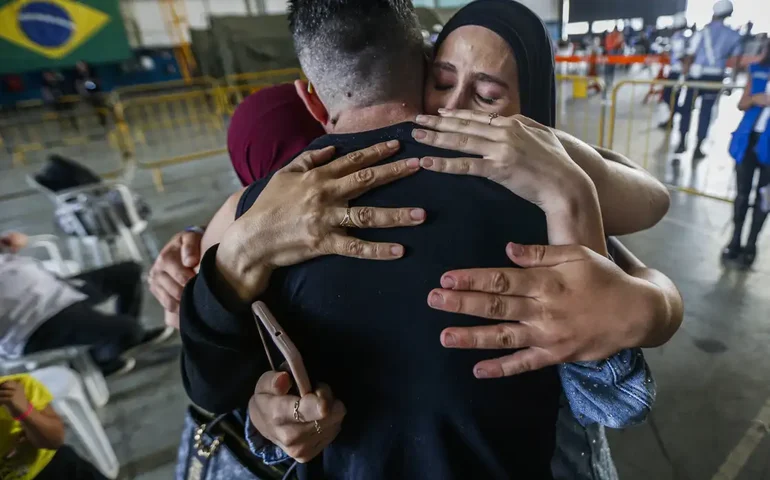 Avião com 211 resgatados do Líbano chega ao Brasil neste sábado (12)