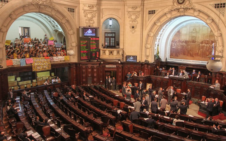 Votação na Alerj tem bate-boca entre aliado de Bacellar e Minc: 'Não sou palhaço'