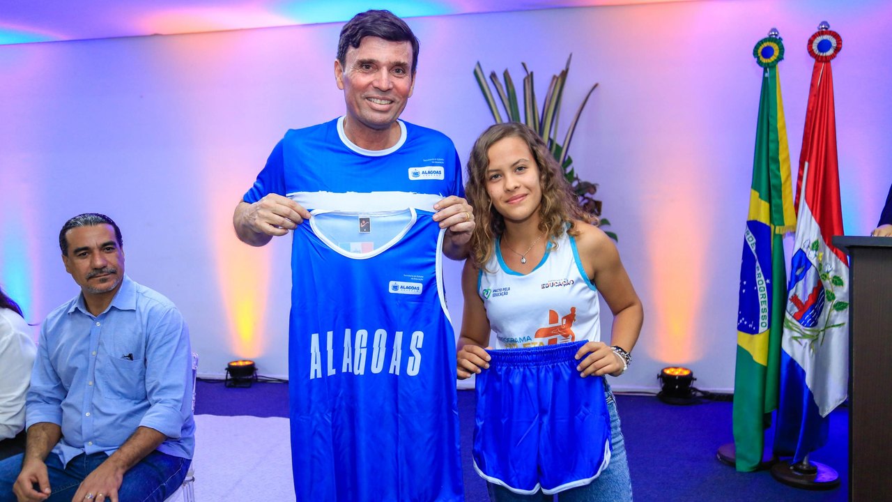 Jogos da Juventude: Governo de Alagoas entrega passagens e uniformes para 182 atletas