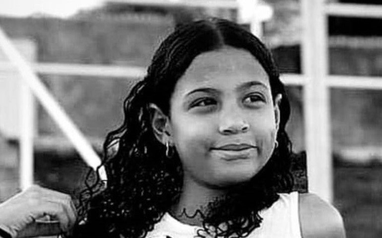 Perícia coleta amostras na casa onde menina de 13 anos foi morta, em Santana do Ipanema