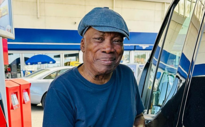 Milton Nascimento passeia em carro que foi de seu pai; veja vídeo