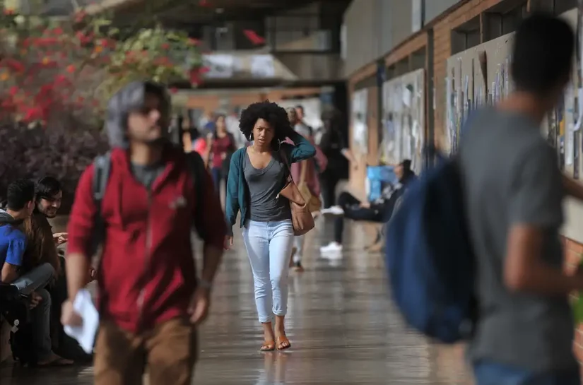 Mais de 54% dos graduandos já abandonaram curso para cuidar dos filhos