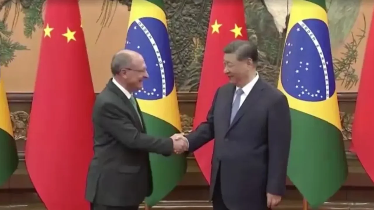 Laços entre Brasil e China 'vão muito além' das relações bilaterais, diz Xi Jinping