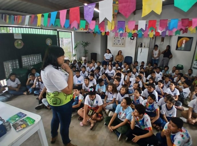 Projeto Ecoponto Aqui leva educação ambiental a estudantes no Dique Estrada